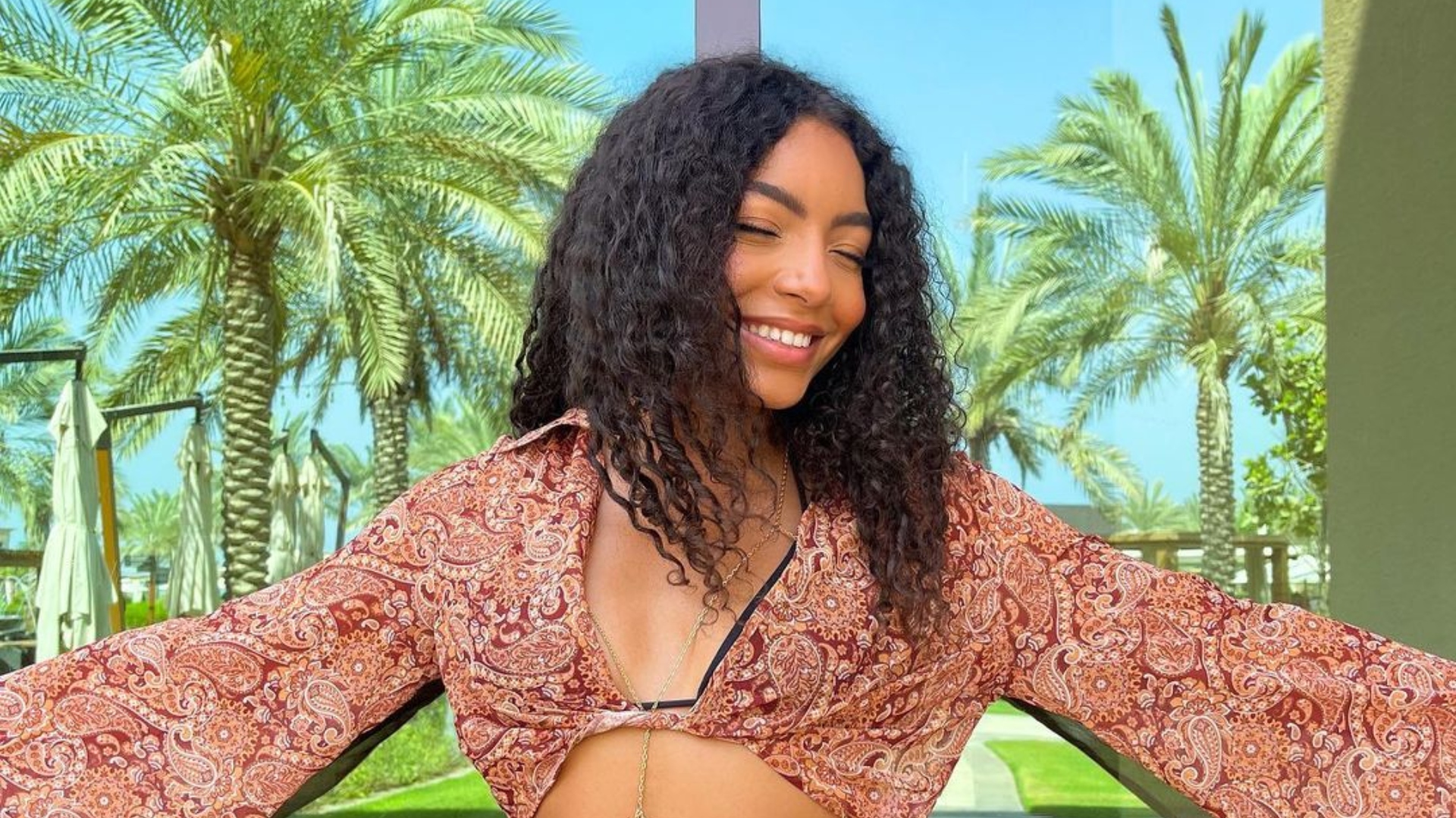 Any Gabrielly fica emocionada com centenas de fãs na porta de hotel