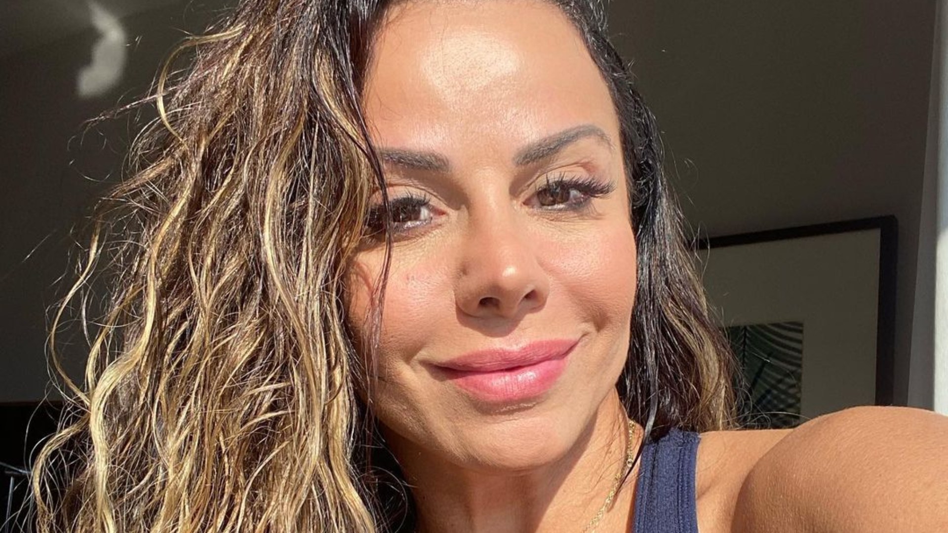 Com quatro quilos a menos, Viviane Araújo ostenta barriga sarada