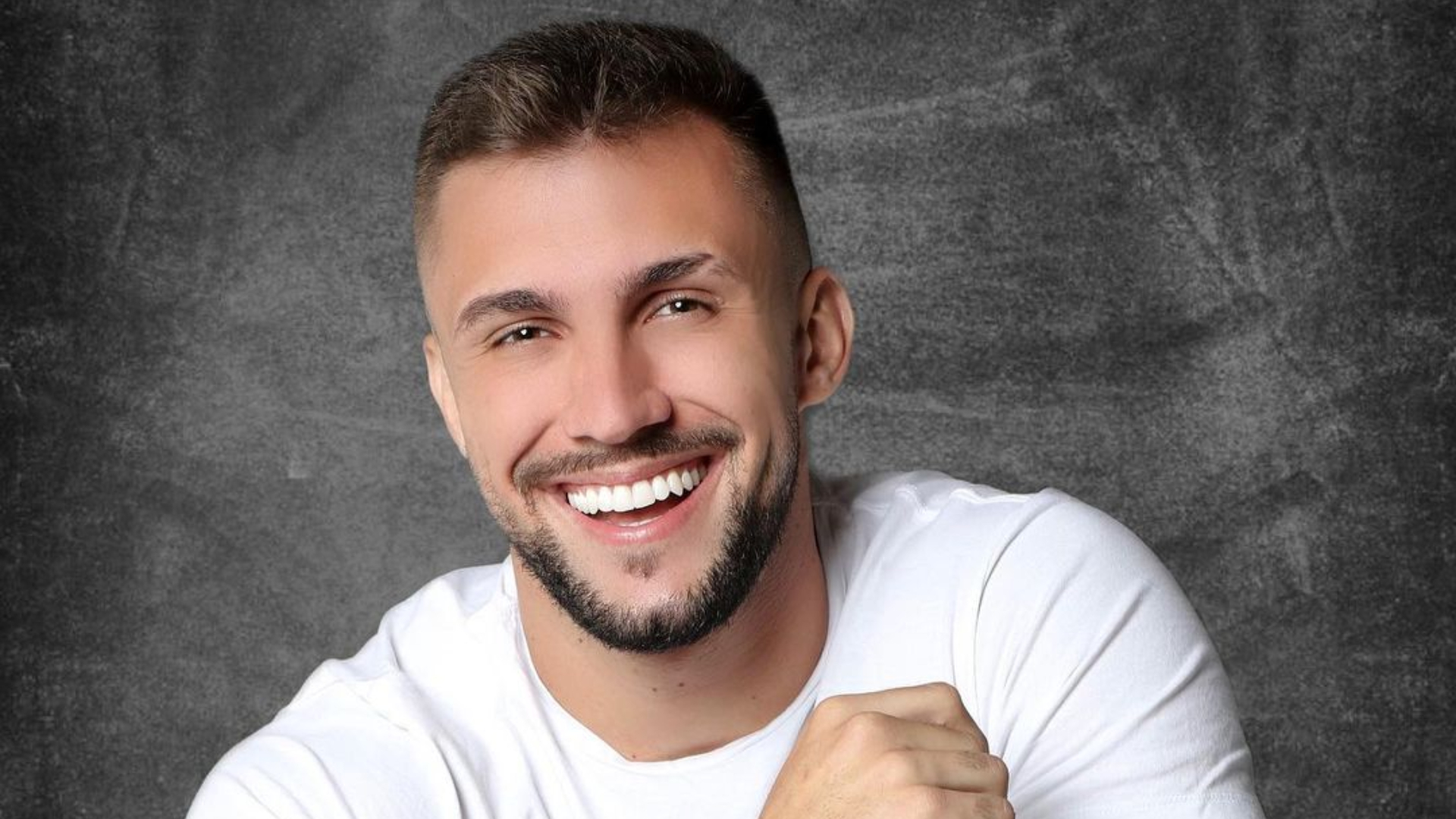 Sem camisa, Arthur Picoli exibe corpo musculoso ao mostrar rotina de exercícios e arranca suspiros de internautas: “Gato”