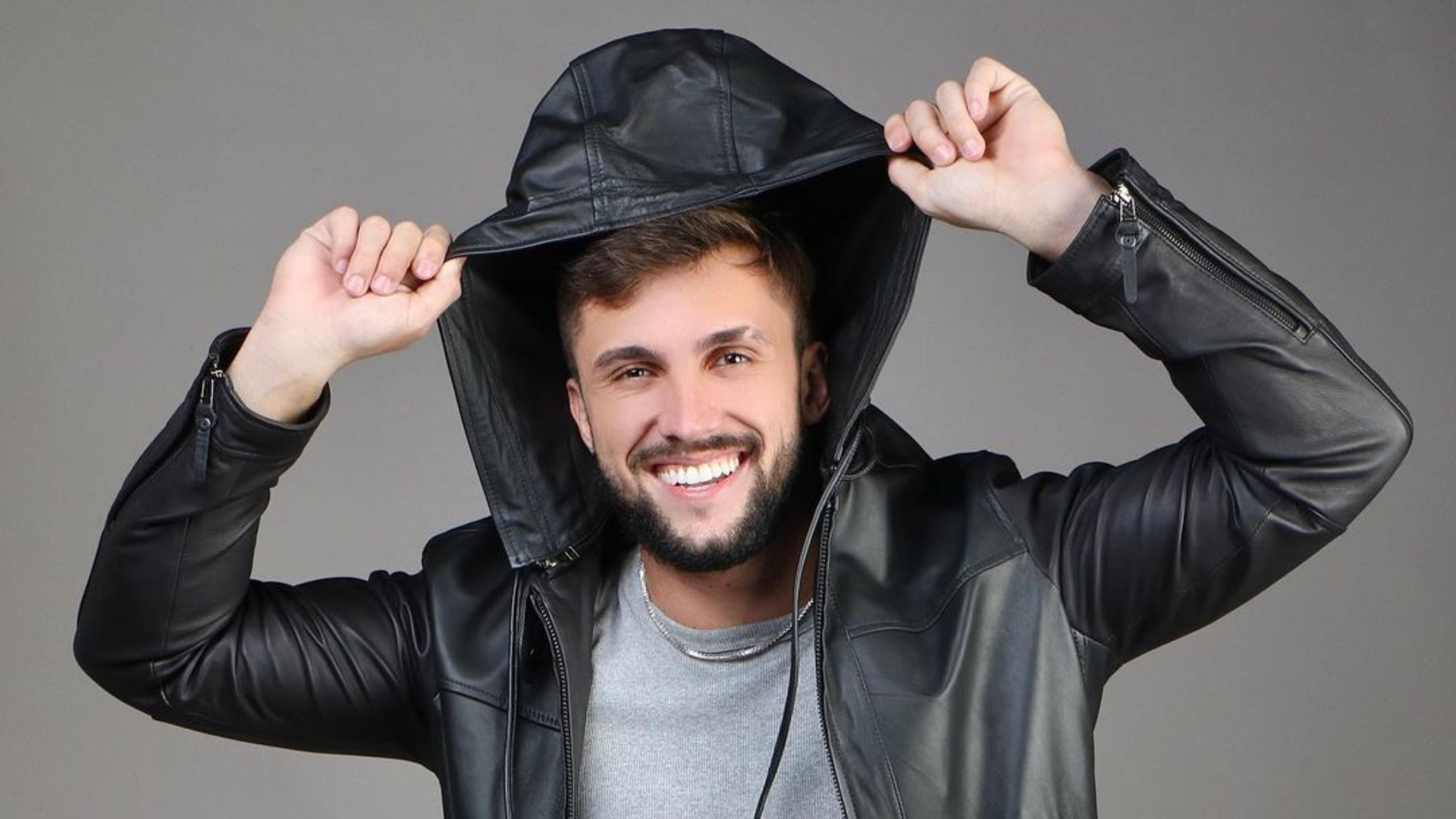 UEPA! Arthur Picoli posa sem camisa e recebe cantadas de internautas