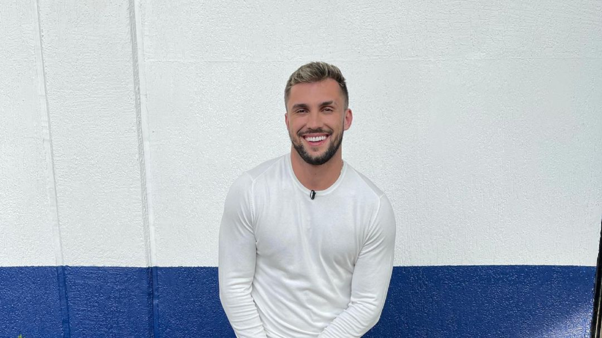 Temperatura quente! Arthur Picoli posa só de toalha e coloca tanquinho para jogo