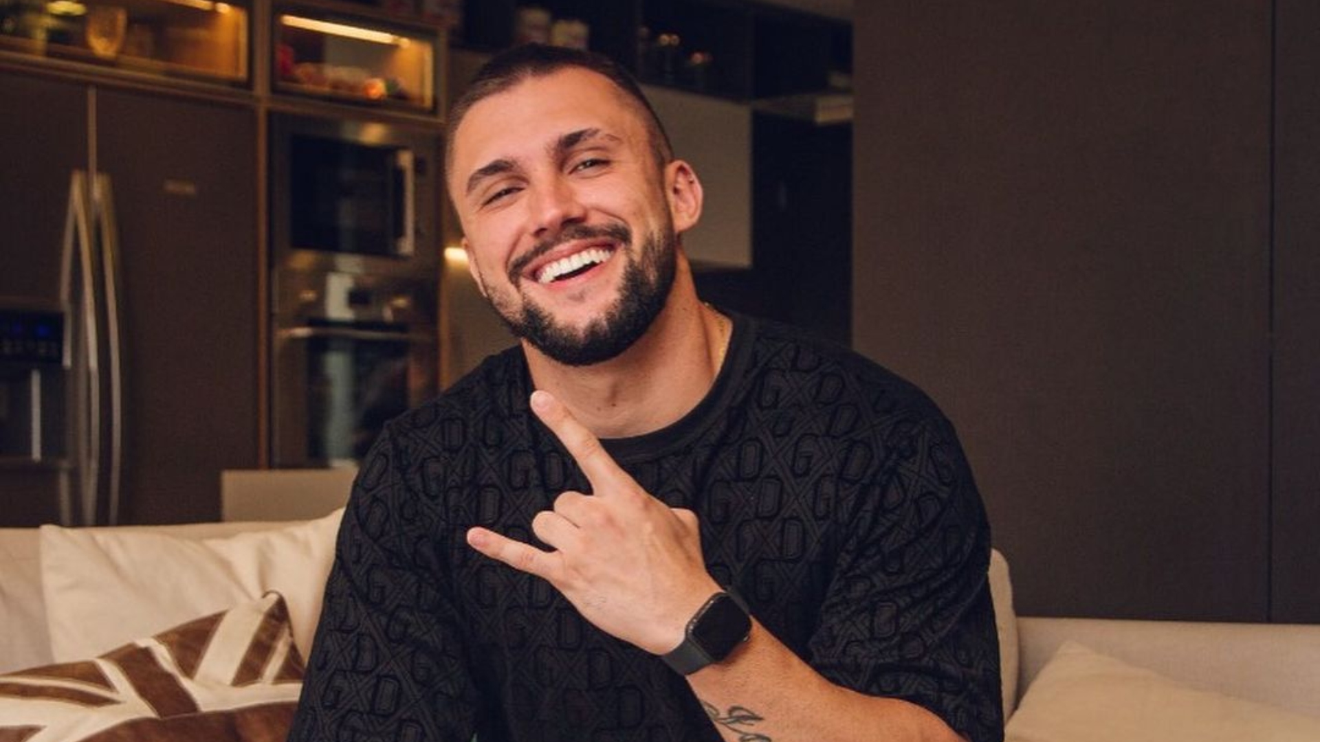 Sem querer, Arthur Picoli abre live em rede social e expões detalhes de sexo no carro
