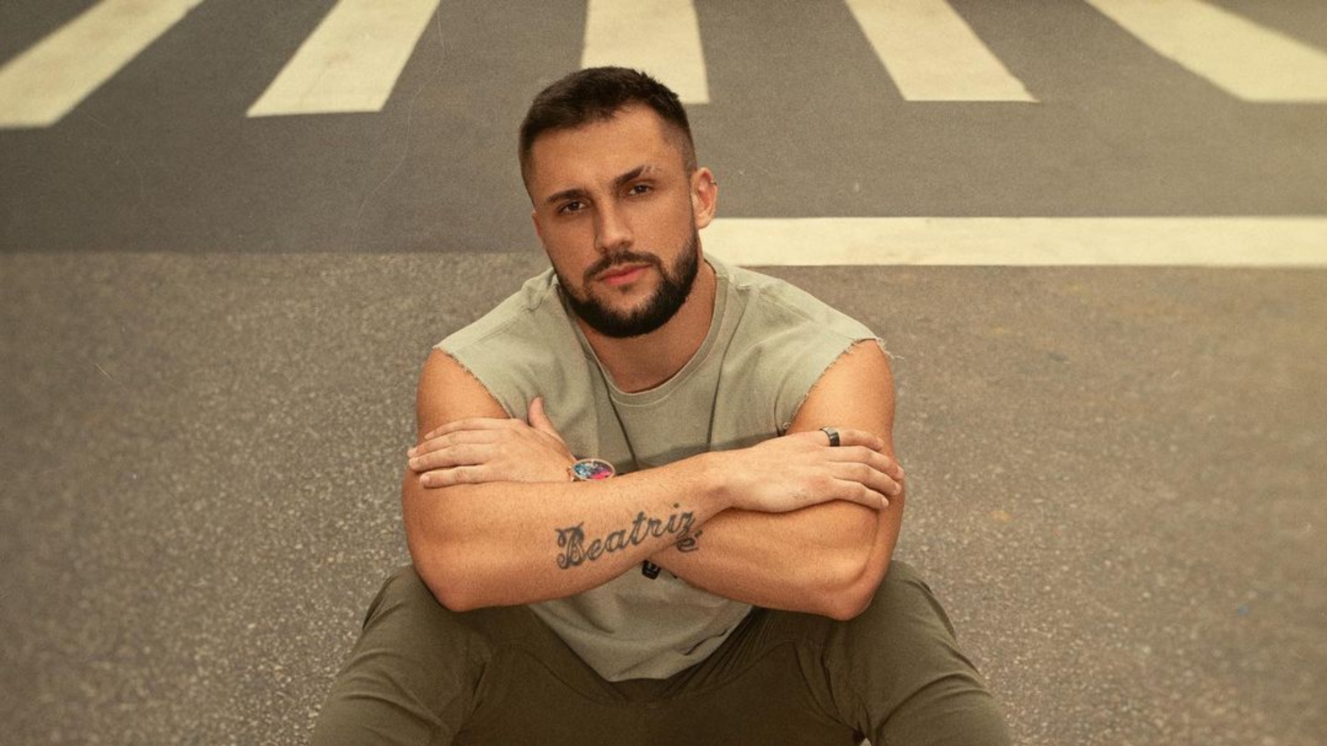 Arthur Picoli confirma affair com morena misteriosa