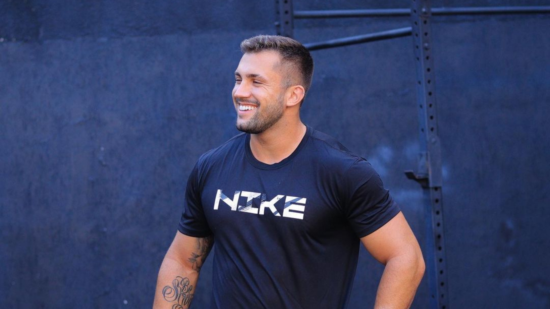 Arthur Picoli posa sem camisa após receber críticas sobre seu corpo