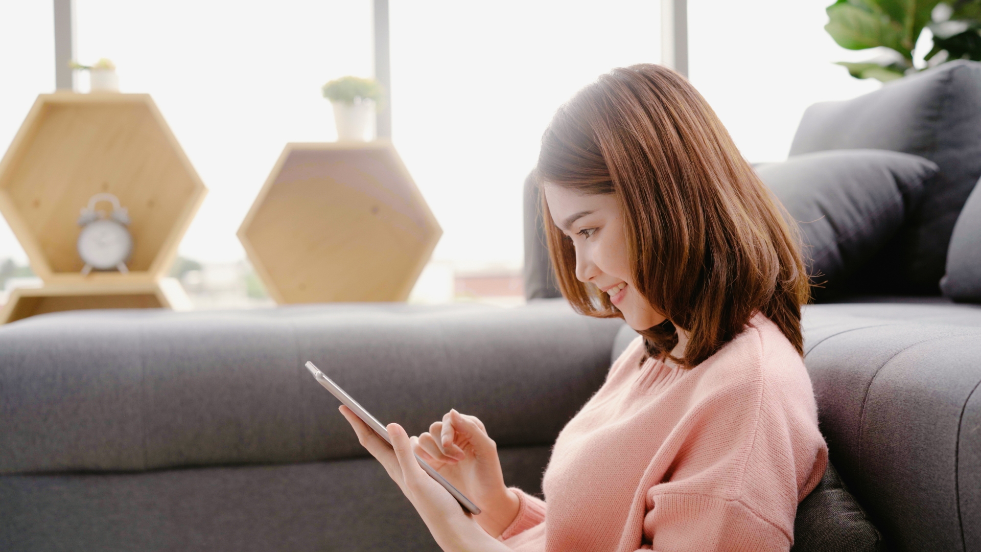 Você sabia que a luz do celular pode afetar a pele? Saiba como proteger seu rosto!