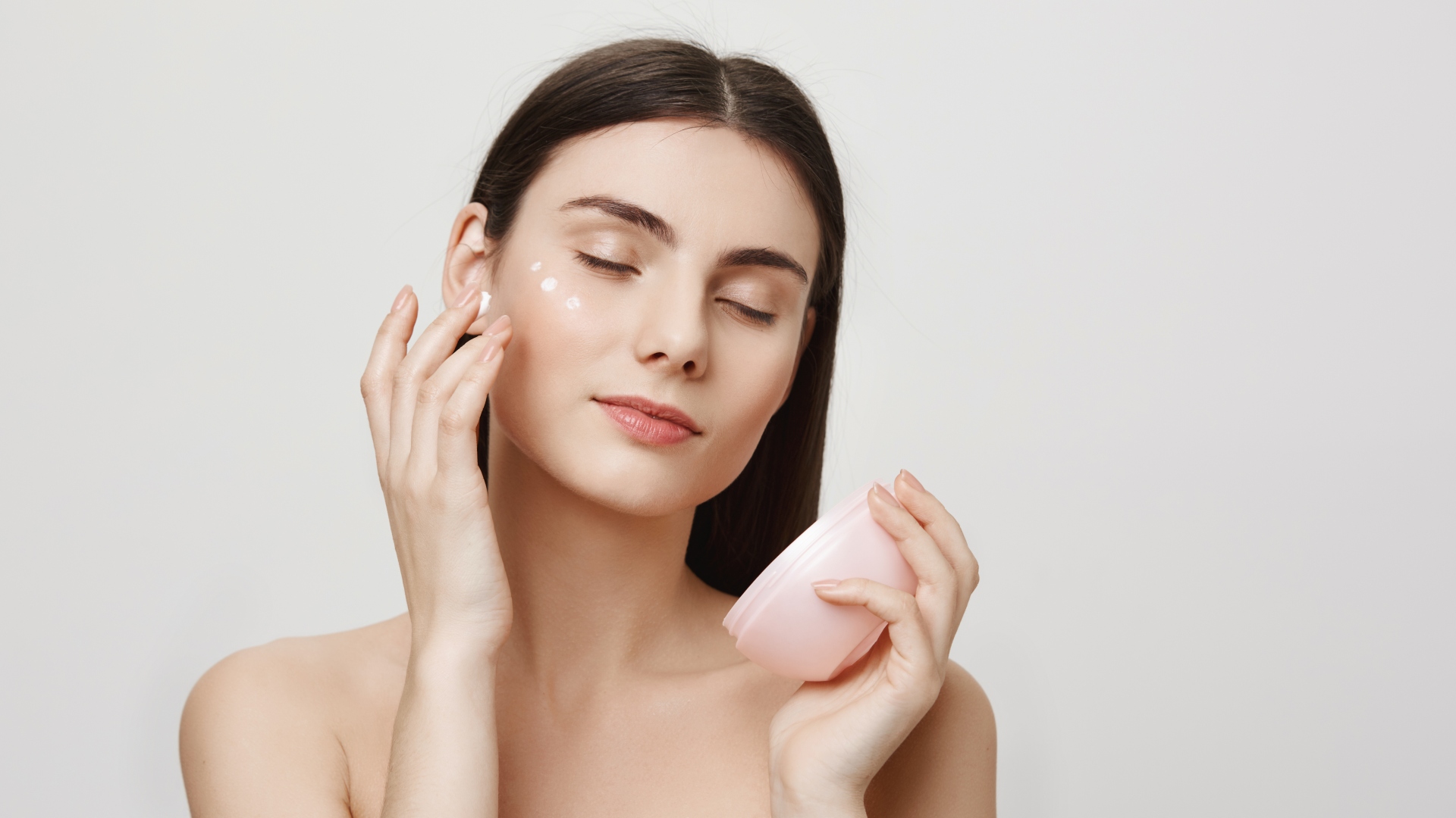 Especialista fala sobre cuidados que devem ser tomados com o uso de cosméticos
