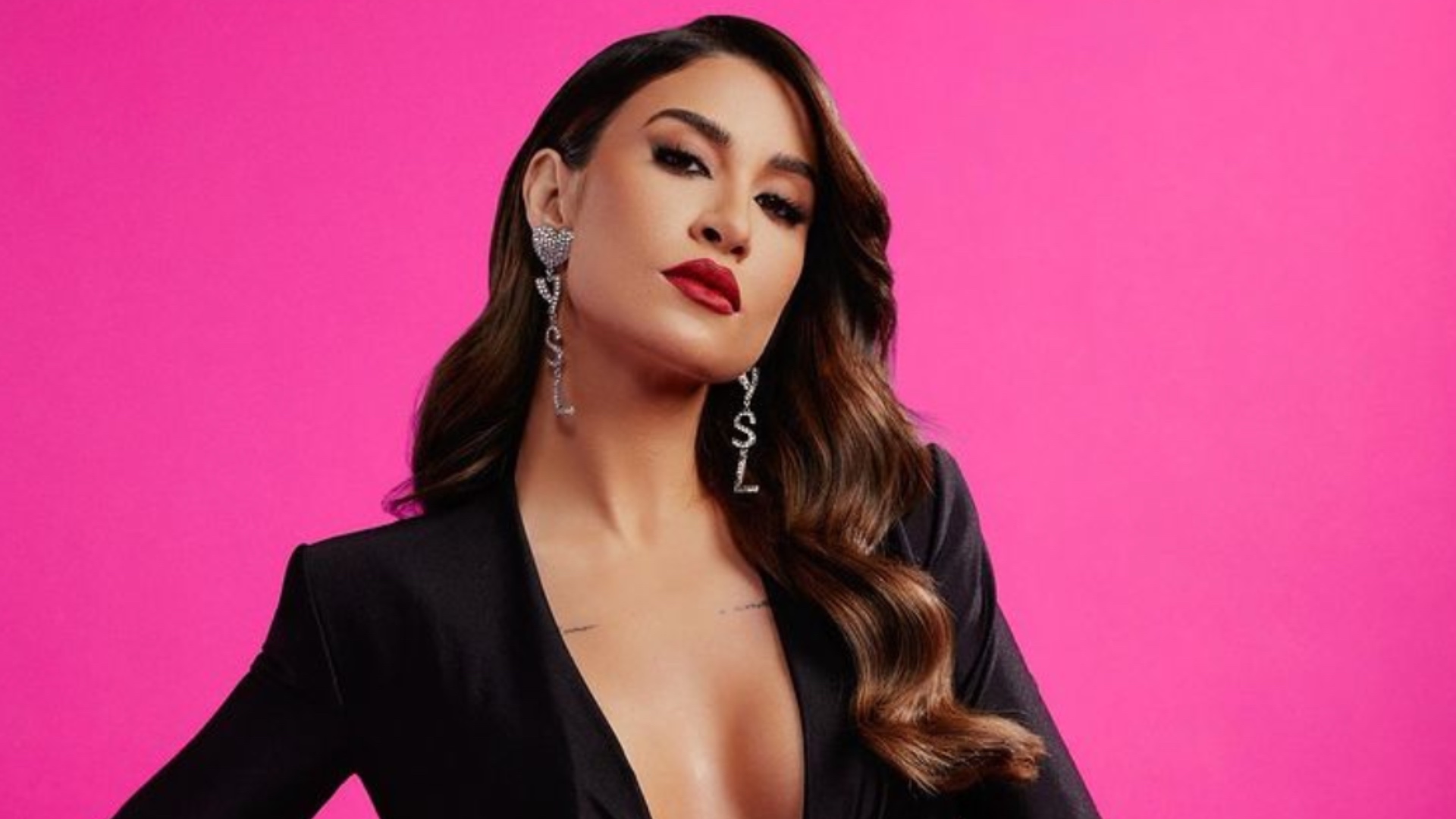 Bianca Andrade ostenta bumbum empinado com biquíni minúsculo