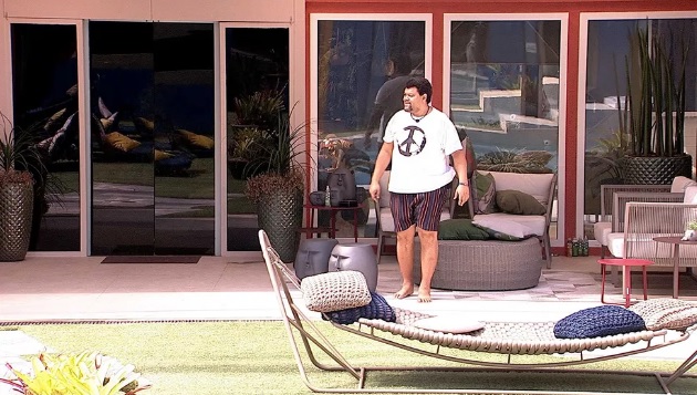 BBB20: Thelma faz patrulha no Big Fone e Babu Santana observa: “Está no plantão”