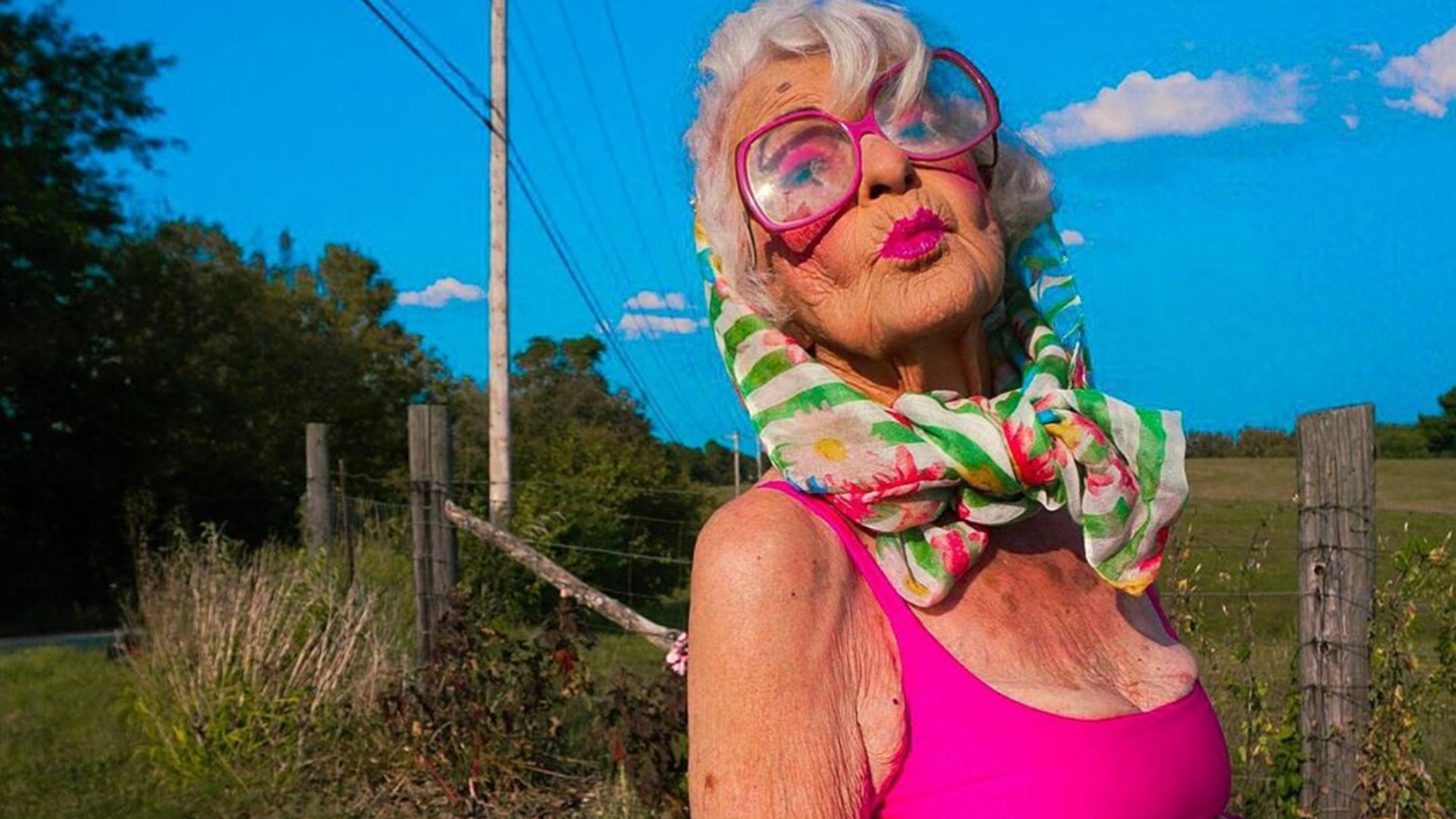 Arrasando desde 1928! Confira 10 looks coloridos – e incríveis – usados por fashionista de 92 anos