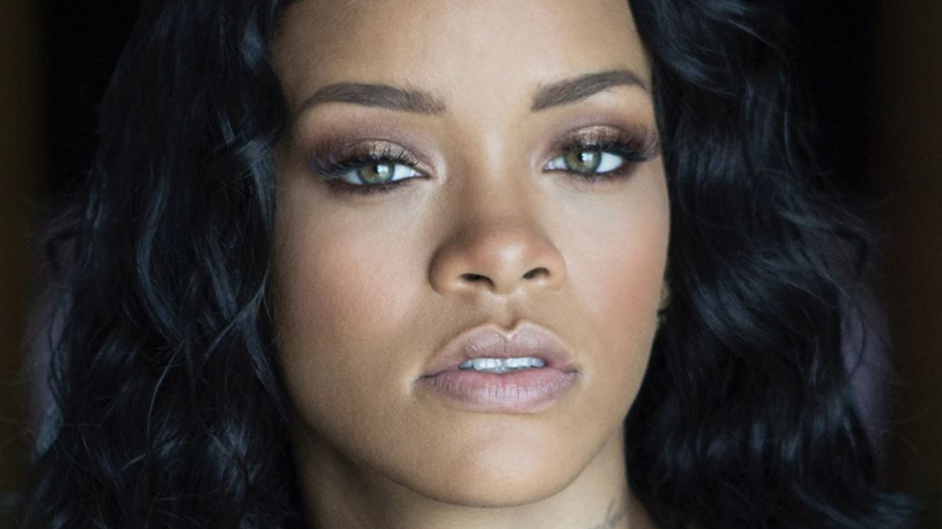 Finalmente entre nós: Linha de maquiagem de Rihanna chega ao Brasil