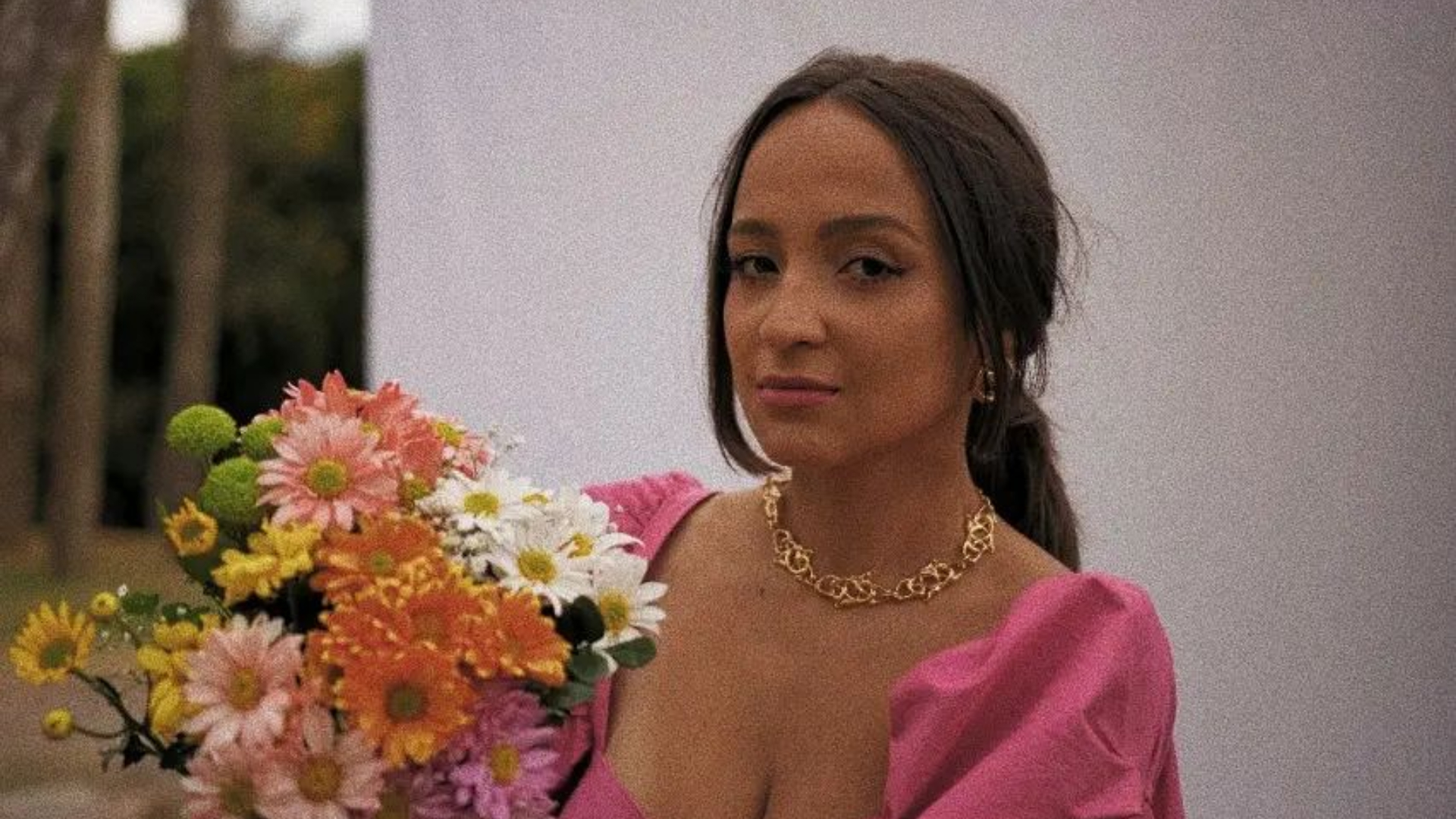 Compositora renomada, Bárbara Dias abre o jogo sobre relacionamento à distância: “Não foi uma coisa planejada”