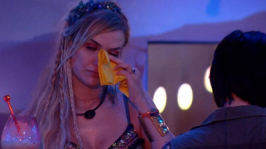 BBB20: Confusa, Marcela chora e desabafa: “Gosto de uma pessoa lá fora”