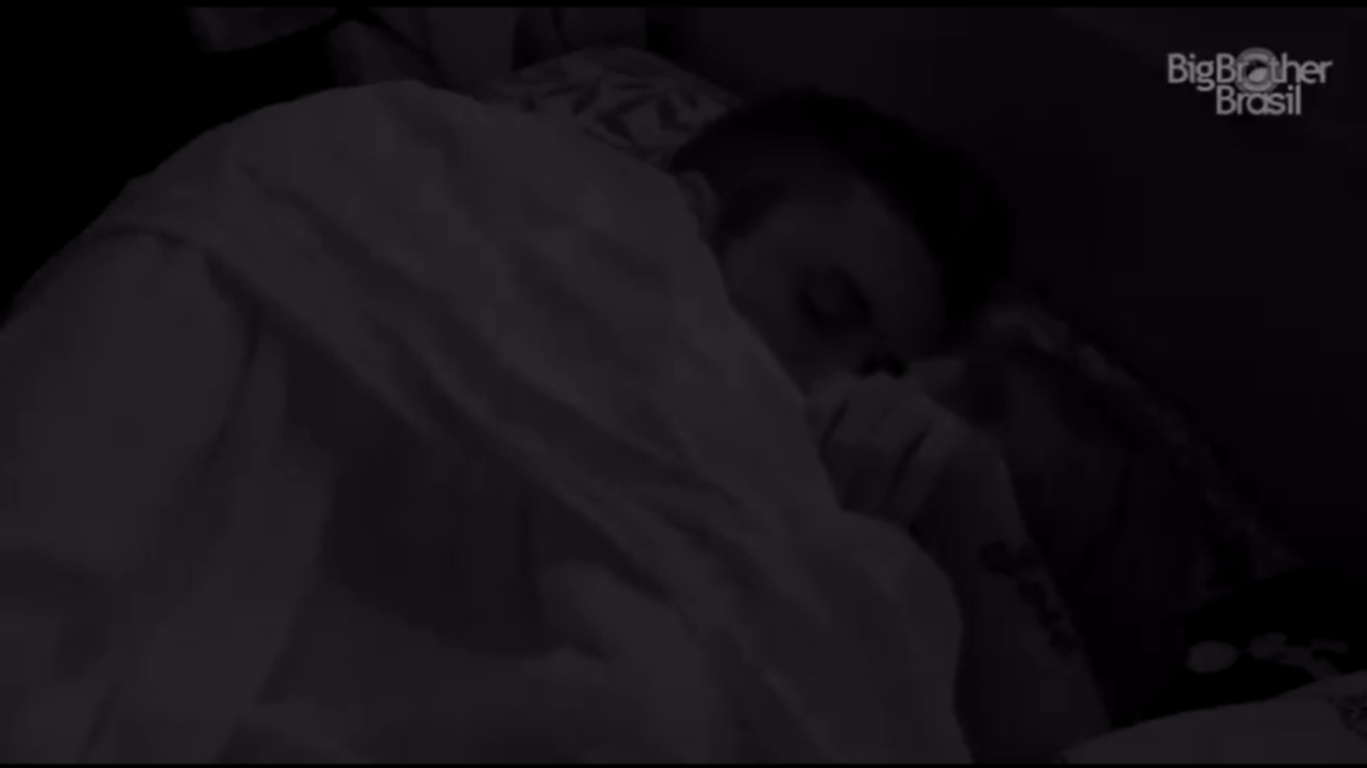 BBB21: Carla Diaz e Arthur trocam carícias quentes e agitam o edredom; Projota ‘assiste’ tudo