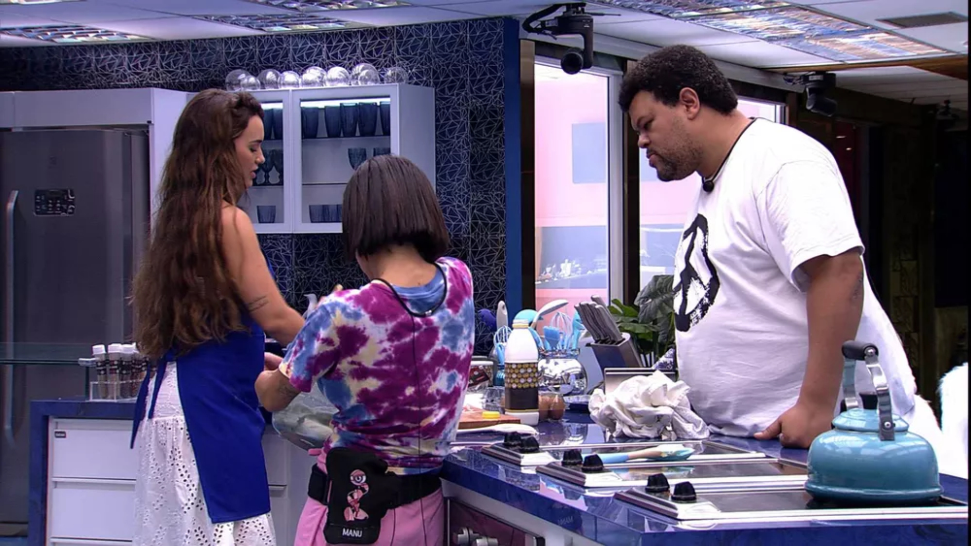 BBB20: Fofos! Babu Santana ensina Manu a fazer bolo para aniversário de Rafa Kalimann: “Você é muito bom”