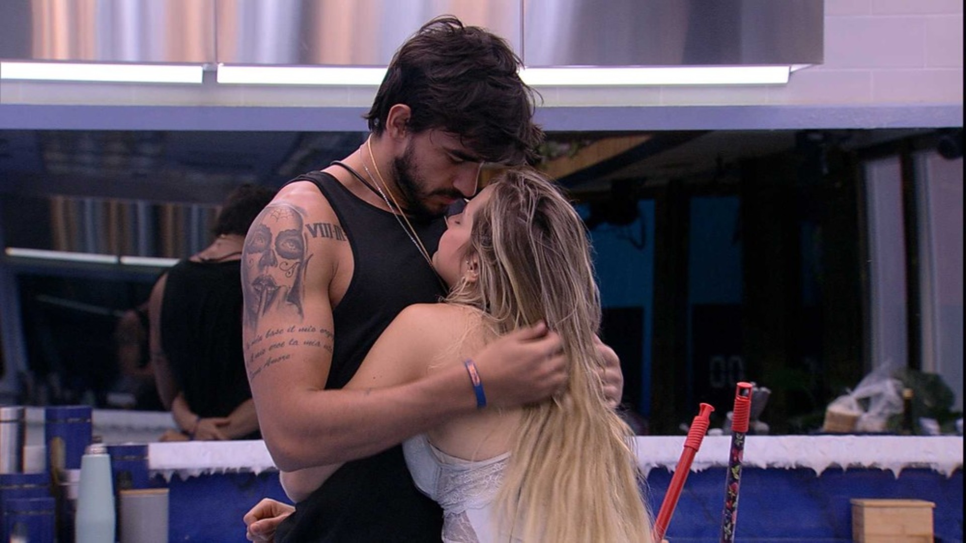 BBB20: Após troca de beijos intensa com Guilherme, Gabi pede para que o brother fique afastado