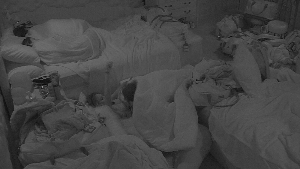 BBB20: Após brother declarar que ficaria com Gabi, cantora faz carinho em surfista e o cobre para dormir