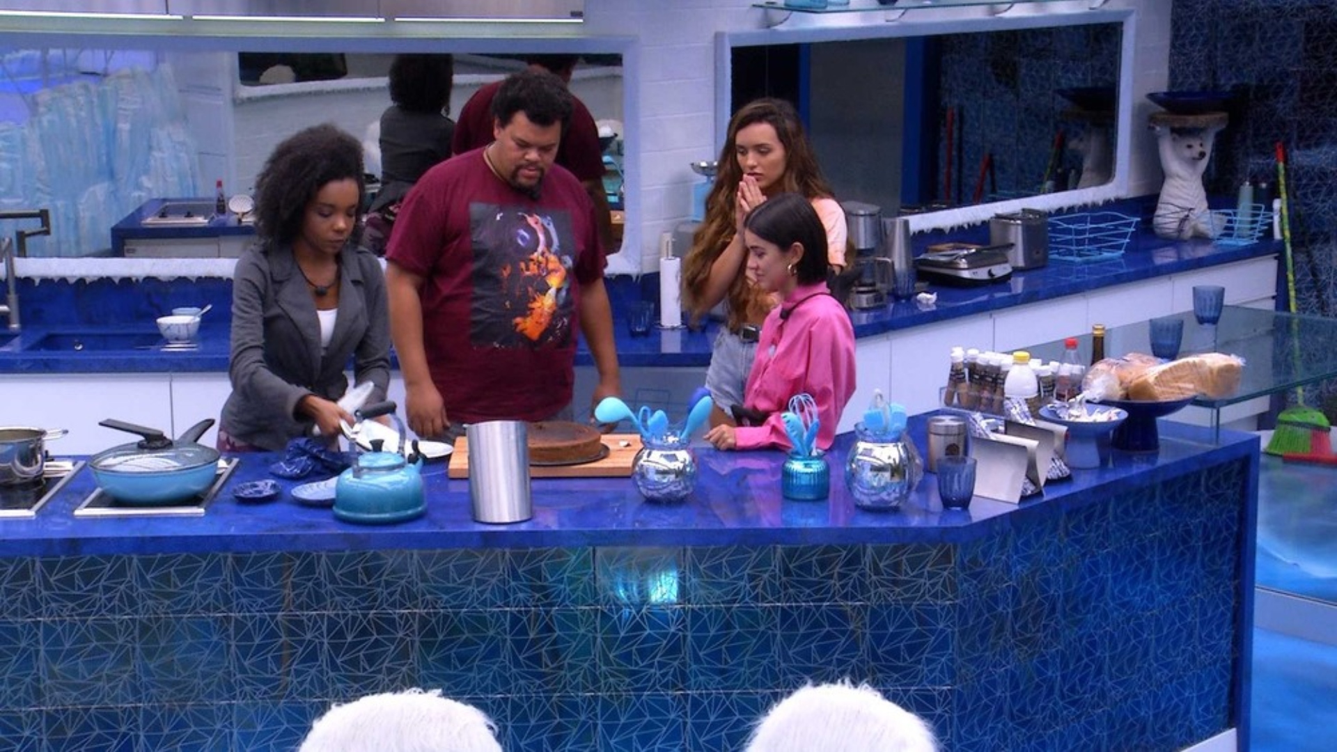 BBB20: PAIZÃO! Comovido com o momento do jogo, Babu Santana faz bolo para agradar as sisters