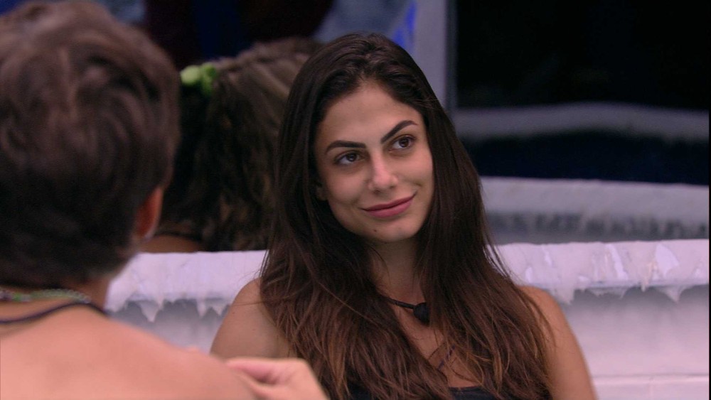 Namorando, Mari Gonzalez revela que ficaria com um dos brothers da casa e diz: “Não vou falar o nome”