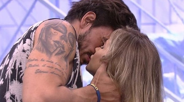 Formado o primeiro casal do BBB20! Guilherme e Gabi Martins trocam beijos durante festa e andam de mãos dadas