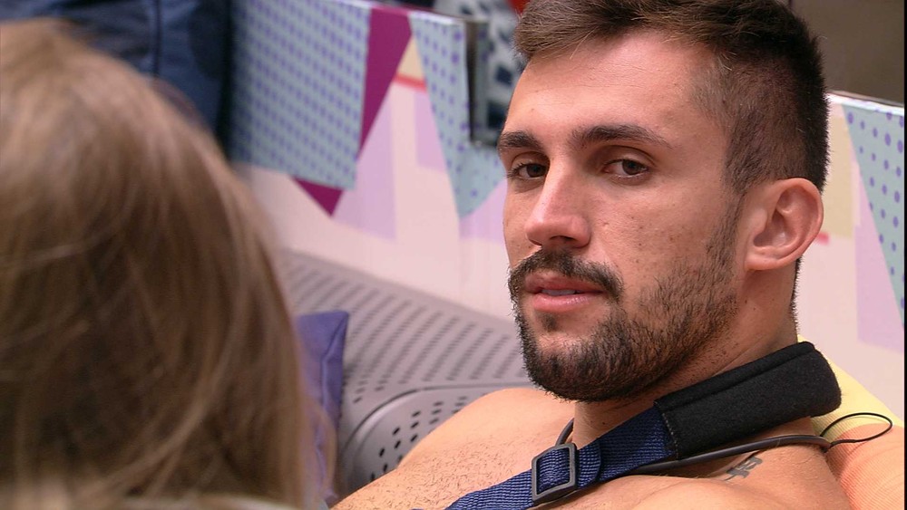 BBB21: Arthur promete abalar o jogo se voltar do Paredão e confessa: “Comi pão de uma galera aqui da Xepa, vai ficar um inferno”