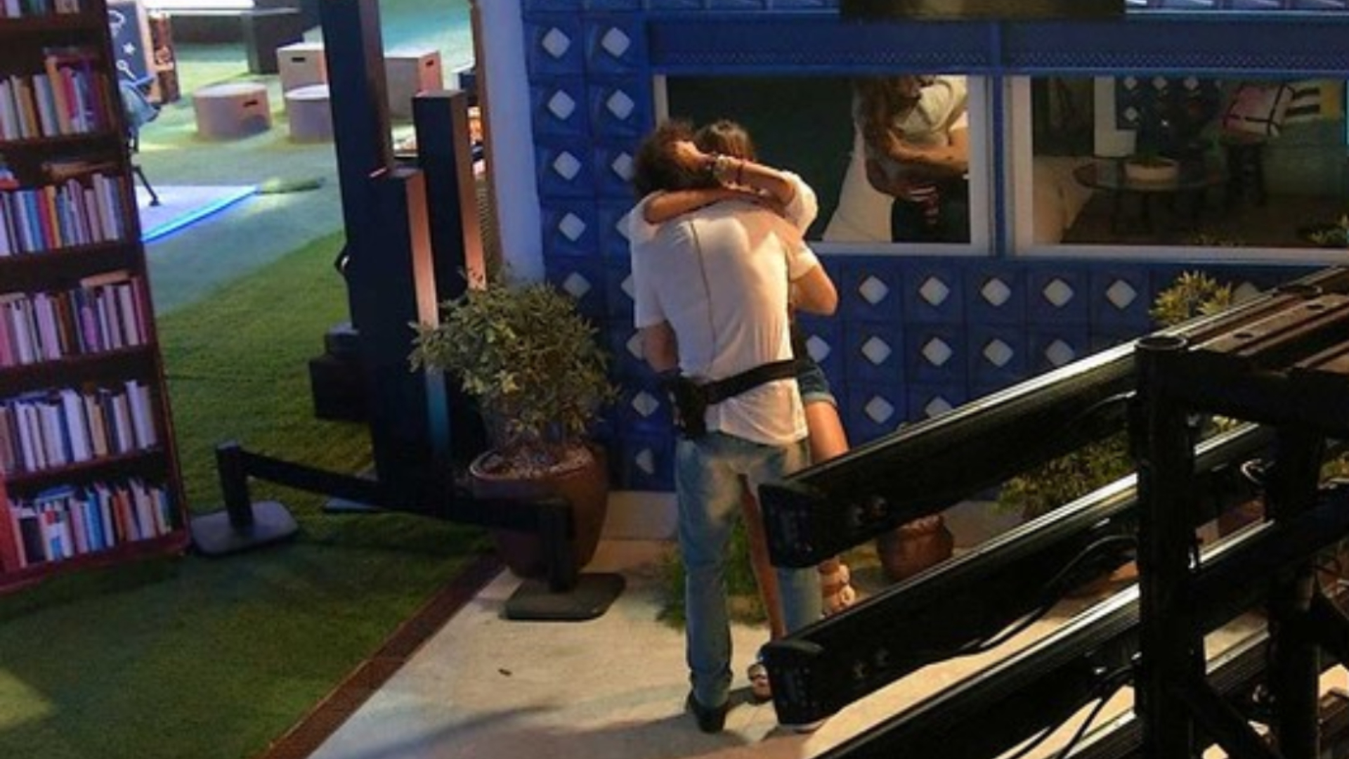 BBB21: ROLOU! Thaís e Fiuk se beijam novamente