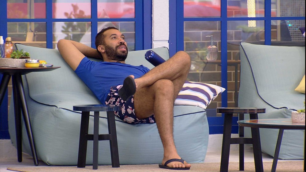 BBB21: Sincerão! Gilberto implora por dinâmica para agitar a casa: “Tá muito chato, toca um Big Fone”