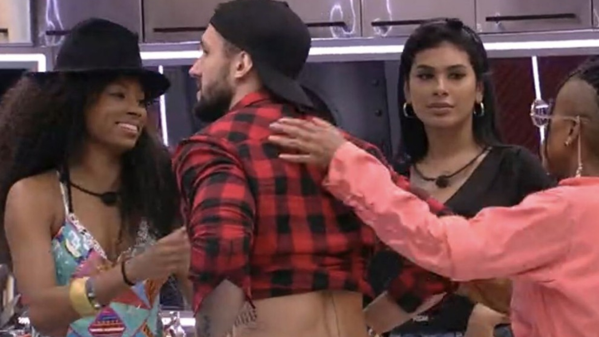 BBB21: Ué? Arthur faz imitação afeminada e Lumena se diverte com a performance: “Ela se perdeu no personagem”