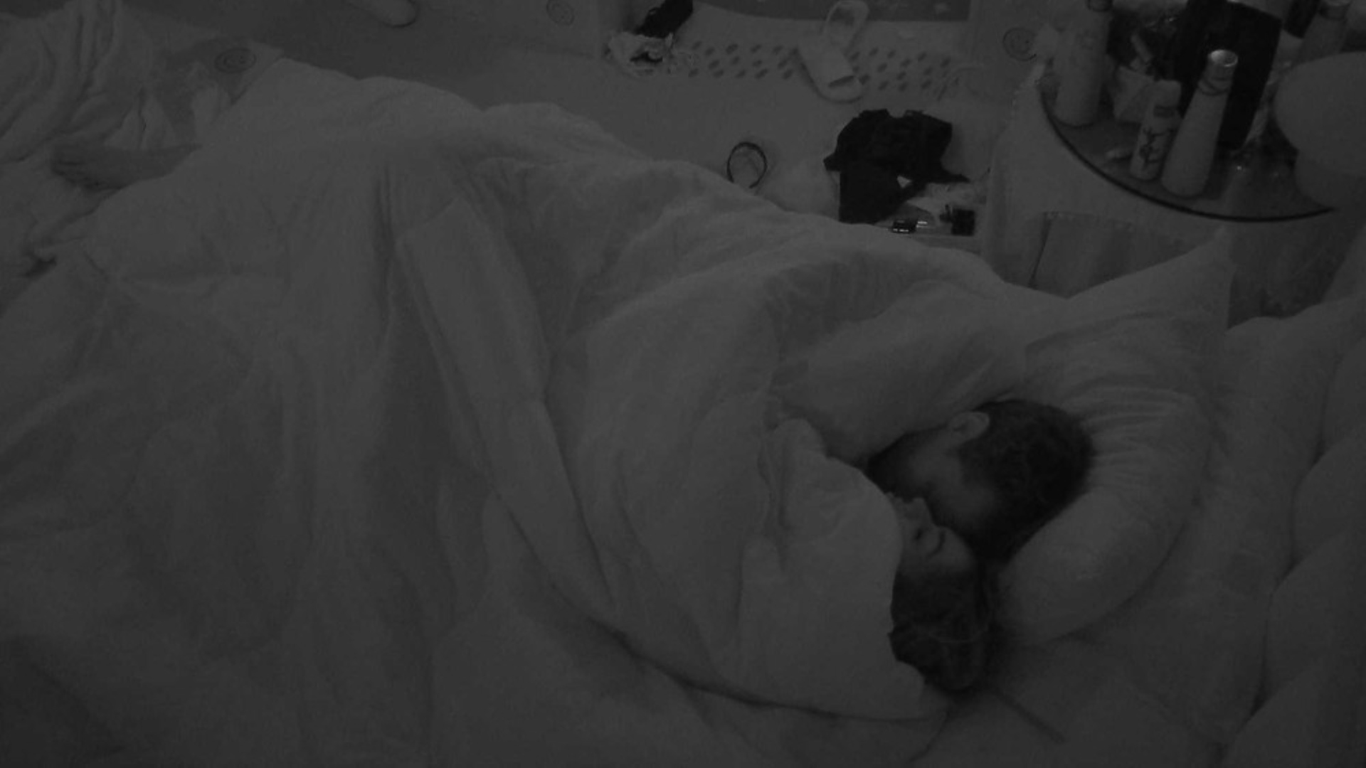BBB22: Lucas e Eslovênia têm noite quente e movimentam edredom