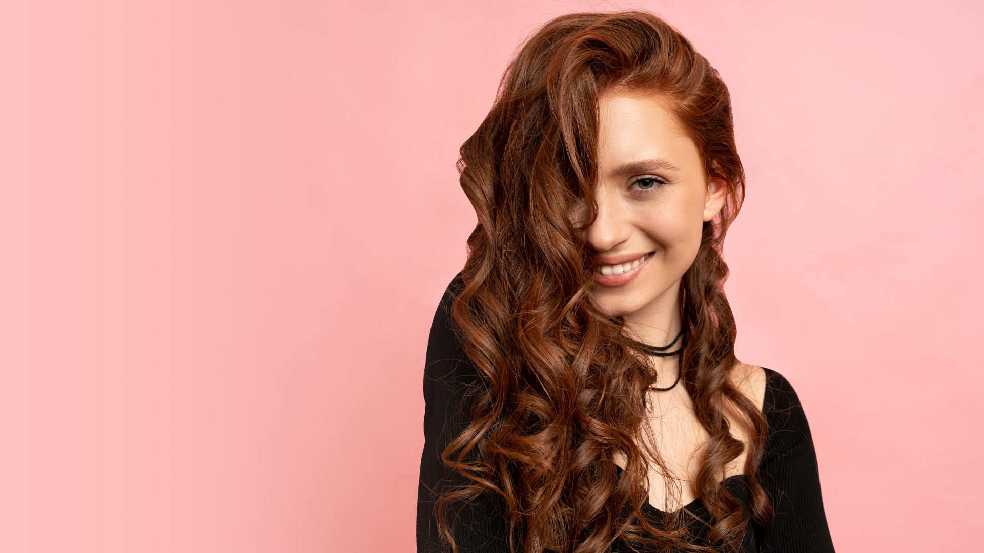 De cabelo em pé? Especialista dá dicas para você proteger seus fios no verão