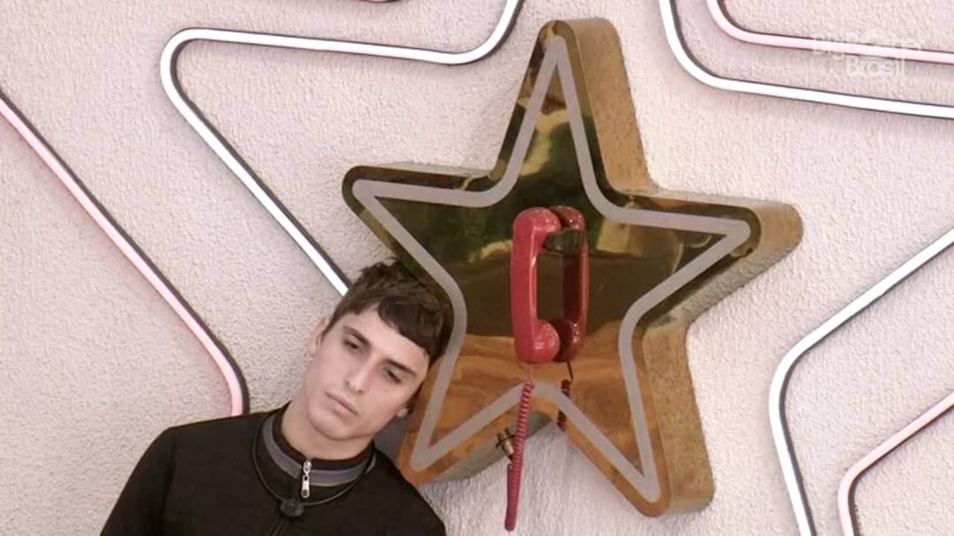 BBB20: Aflito, Prior não dorme e passa a madrugada vigiando o Big Fone