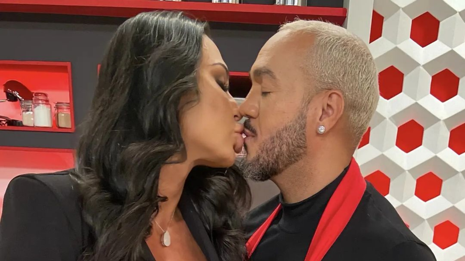 Temperatura quente: Gracyanne Barbosa recebe ajuda de Belo na hora do banho