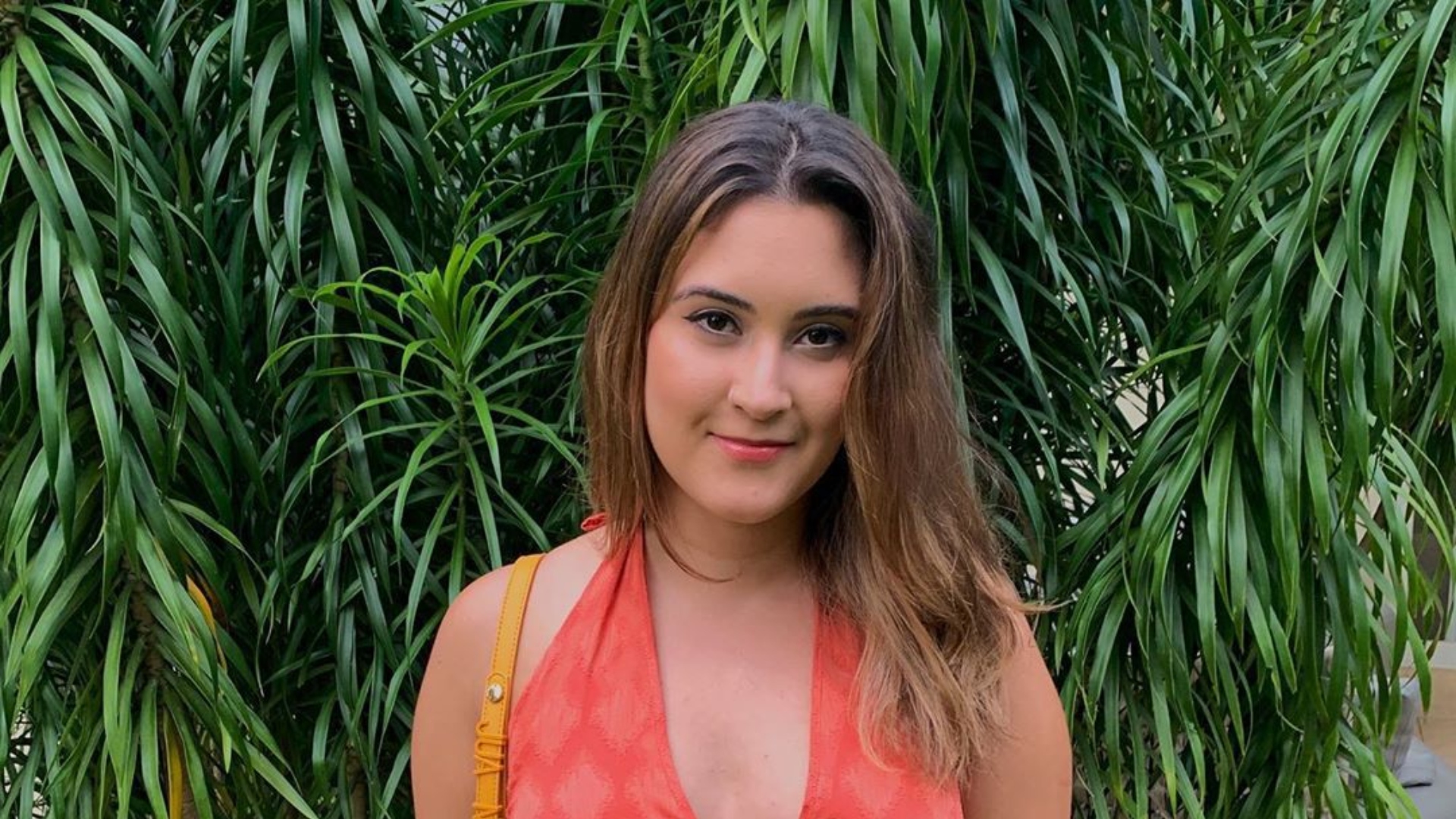 Filha gata de Fátima Bernardes e William Bonner arranca suspiros ao posar com tomara que caia