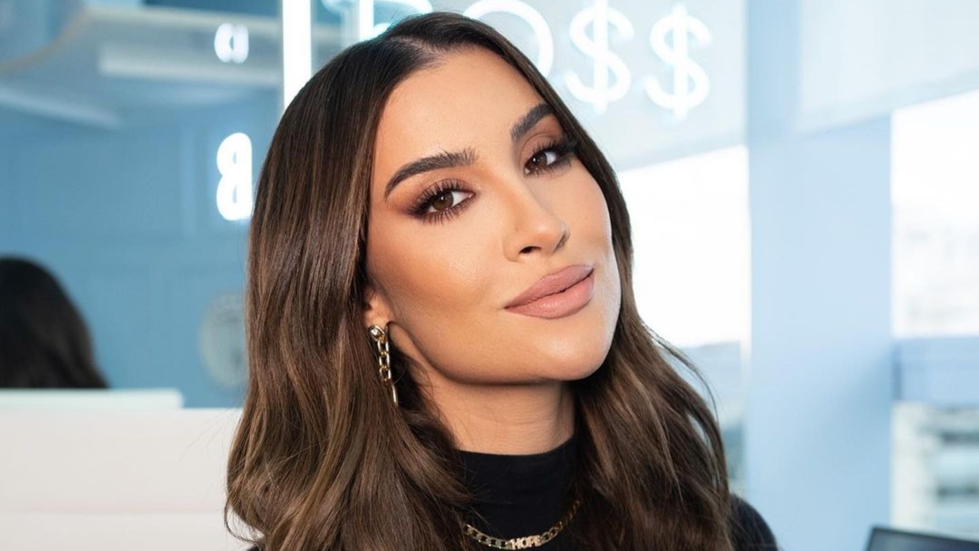 Bianca Andrade dá show de rebolado e exibe cintura fininha