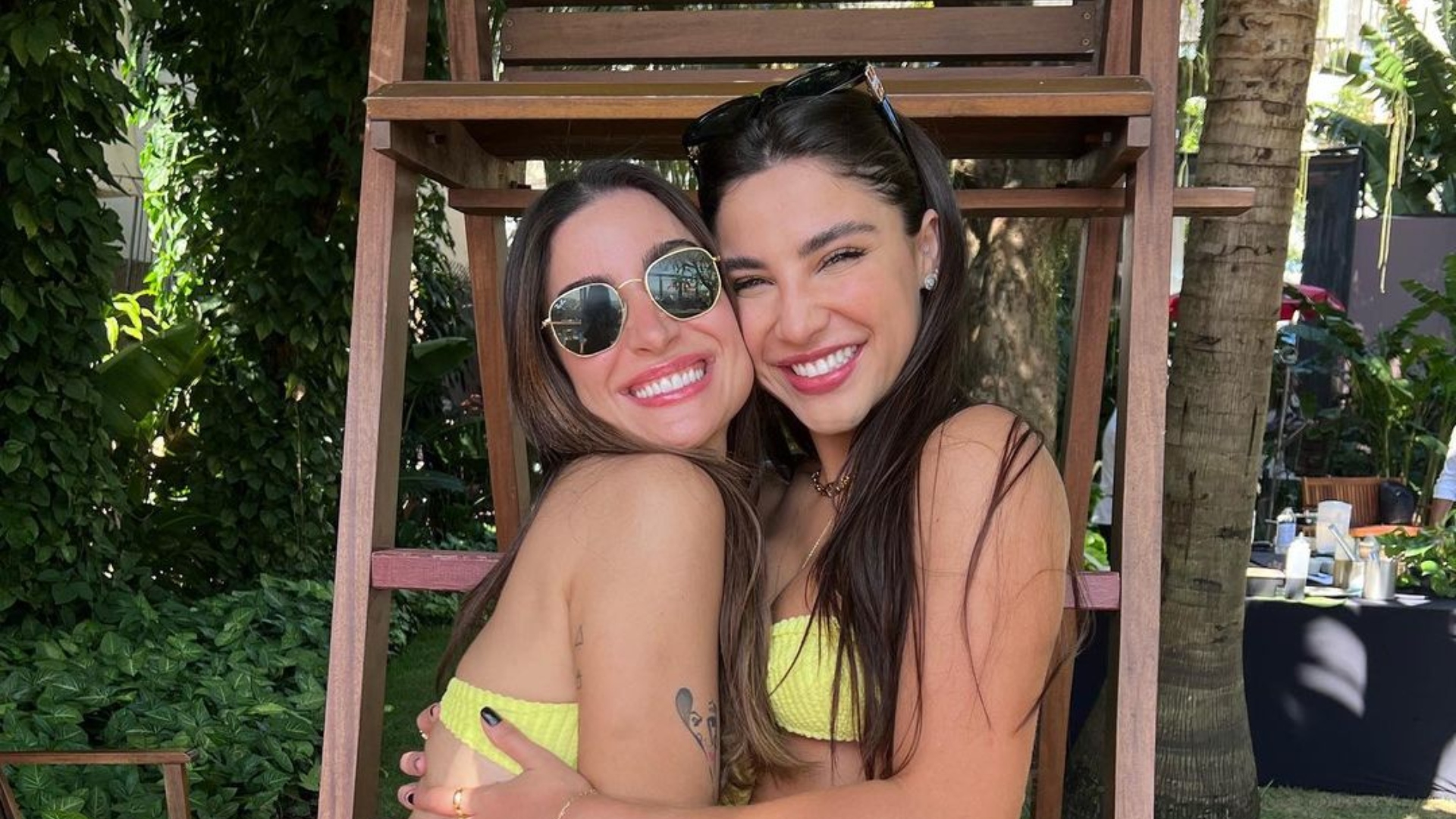 Bianca Andrade posa de biquíni e recebe cantada de Gabriela Versiani