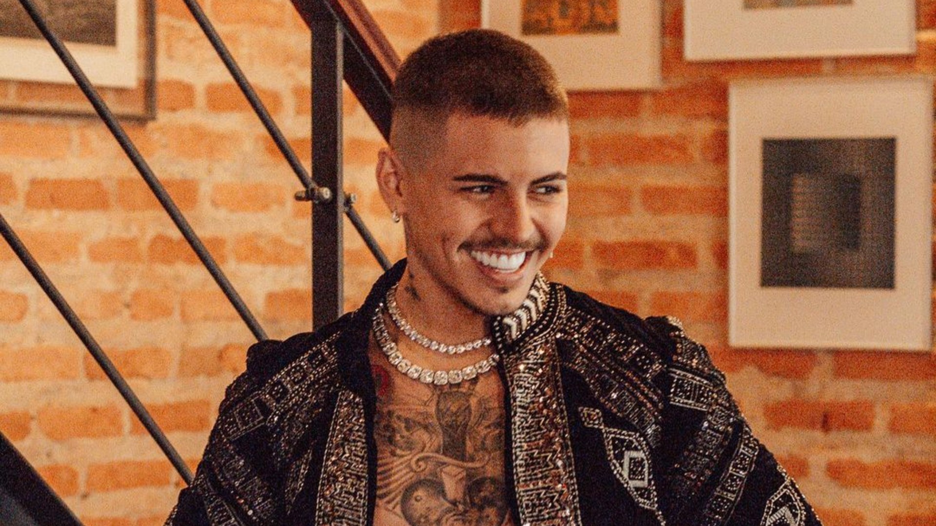 Indignado, Biel desabafa após ter sido convidado a se retirar de restaurante de luxo: “Nunca fui tão humilhado”