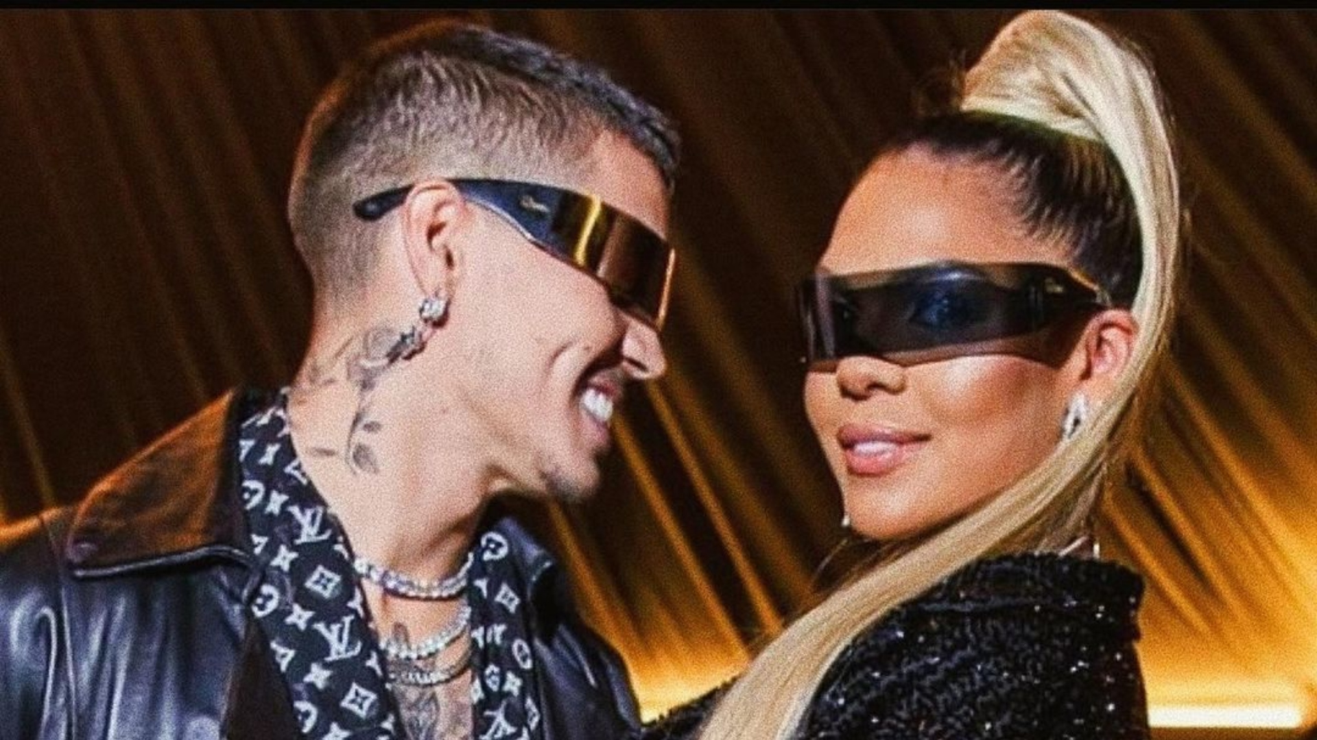 De biquíni, Tays Reis ganha beijo na barriga de Biel