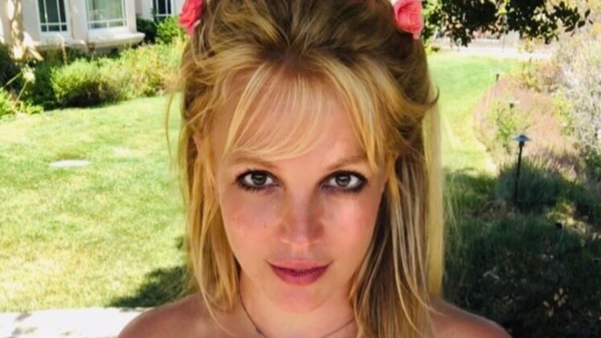 Britney Spears posa completamente nua