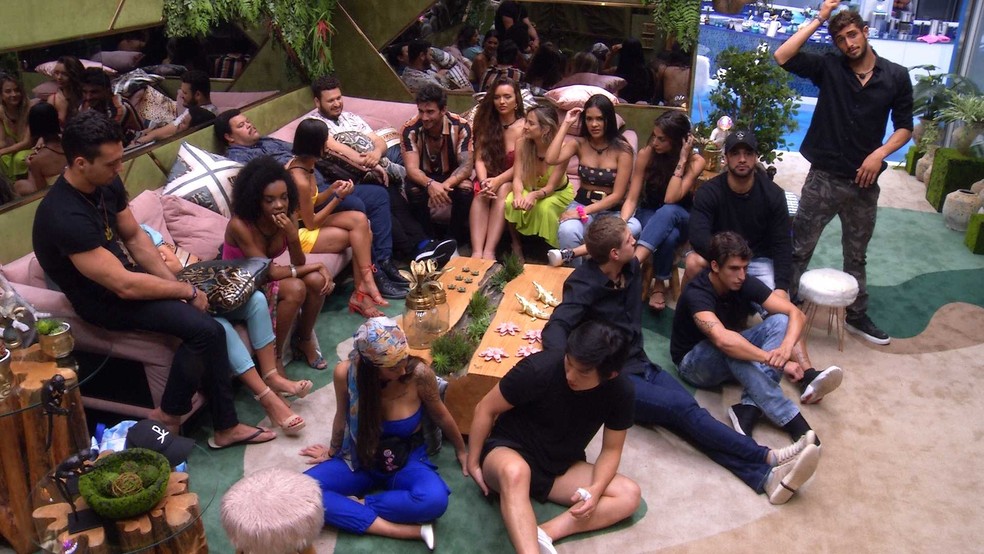 Desfavorecido? Victor Hugo tem o rosto coberto pelo símbolo da Globo na final do BBB20 e vira piada na web