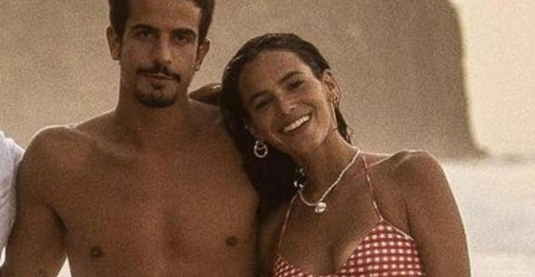 Bruna Marquezine e Enzo Celulari posam juntinhos pela primeira vez