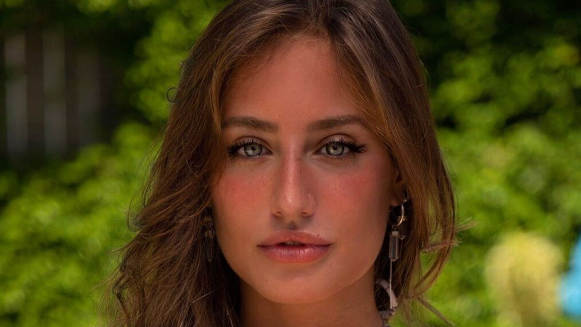 Com biquíni branco, Bruna Griphao coloca curvas para jogo e conquista suspiros na web