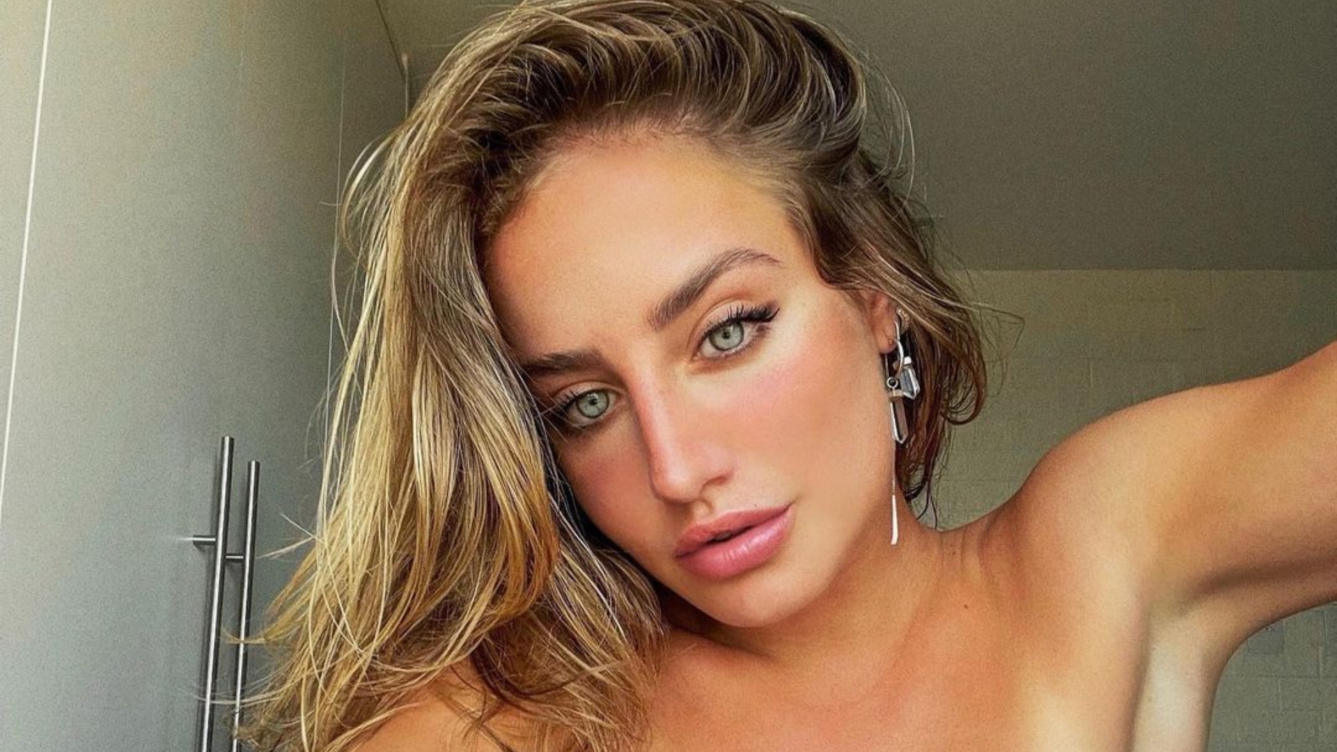 Bruna Griphao exibe bumbum empinado com biquíni fio-dental