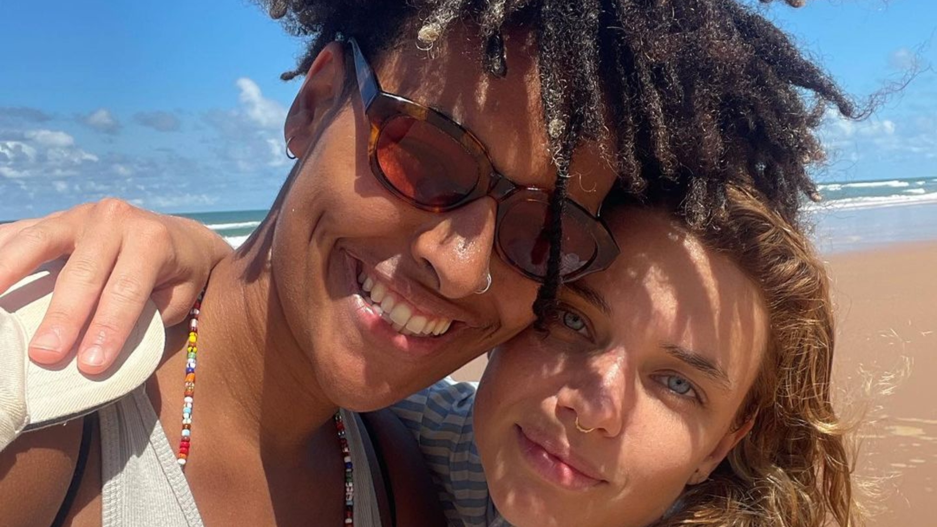 Bruna Linzmeyer fica coladinha com a namorada e se declara
