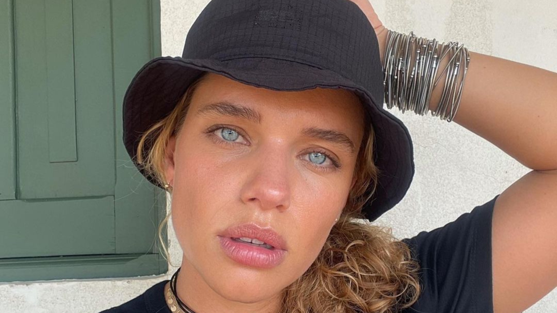 Bruna Linzmeyer mostra corpo real de biquíni sem edições