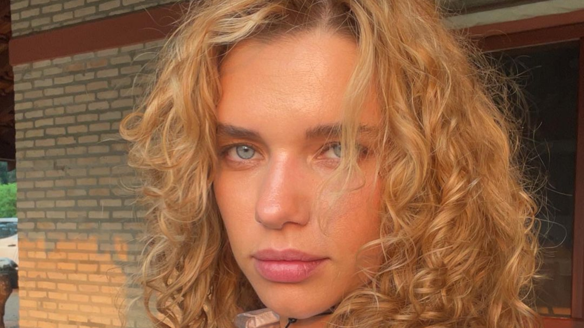 Bruna Linzmeyer exibe corpo natural com biquíni colorido