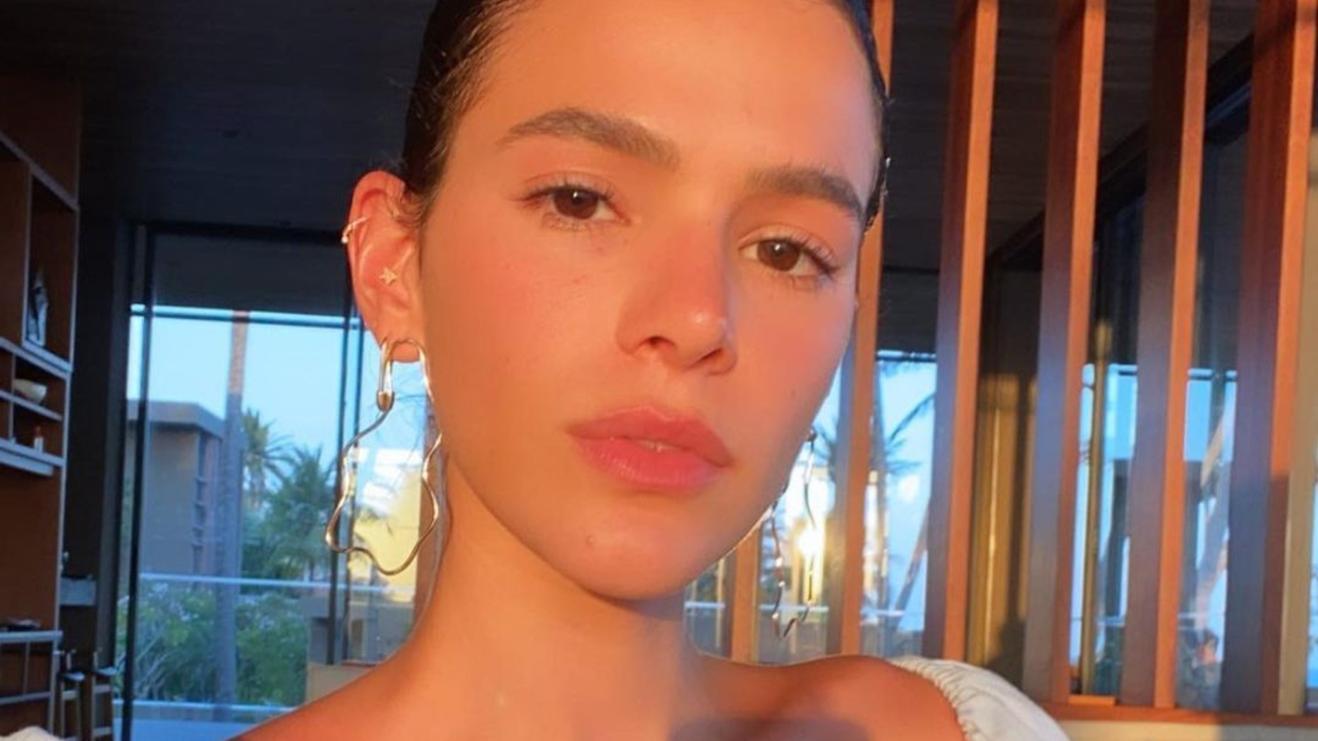 Bruna Marquezine ganha sapato luxuoso de Rihanna e fãs da atriz surtam; veja