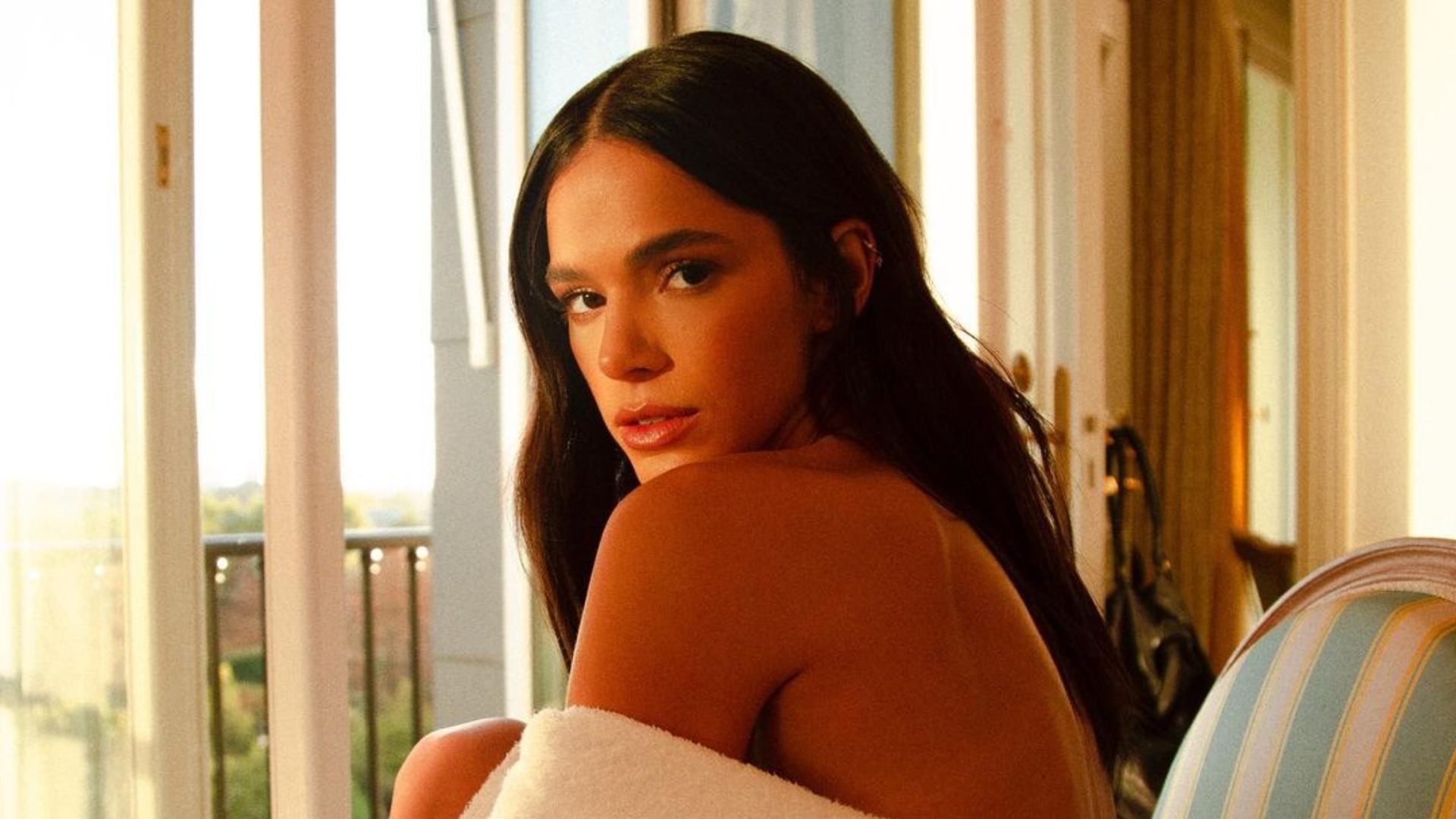 Bruna Marquezine rebate críticas após usar look transparente