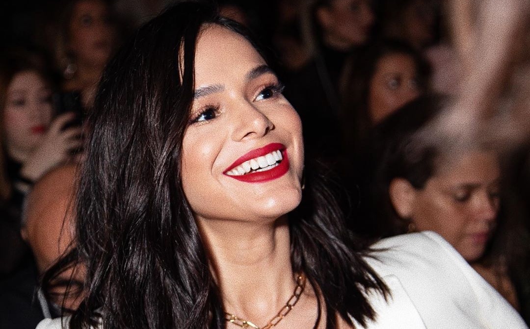 Nada de Neymar Jr.! Bruna Marquezine surge ao lado de bonitão em Orlando, nos EUA; saiba quem é