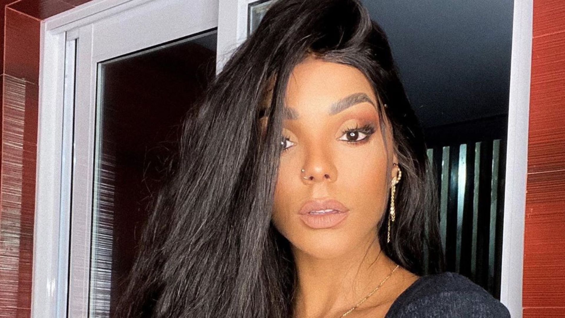 Brunna Gonçalves assume cabelo natural e comemora: “Aos poucos eu to conhecendo mais e mais meu cabelinho”