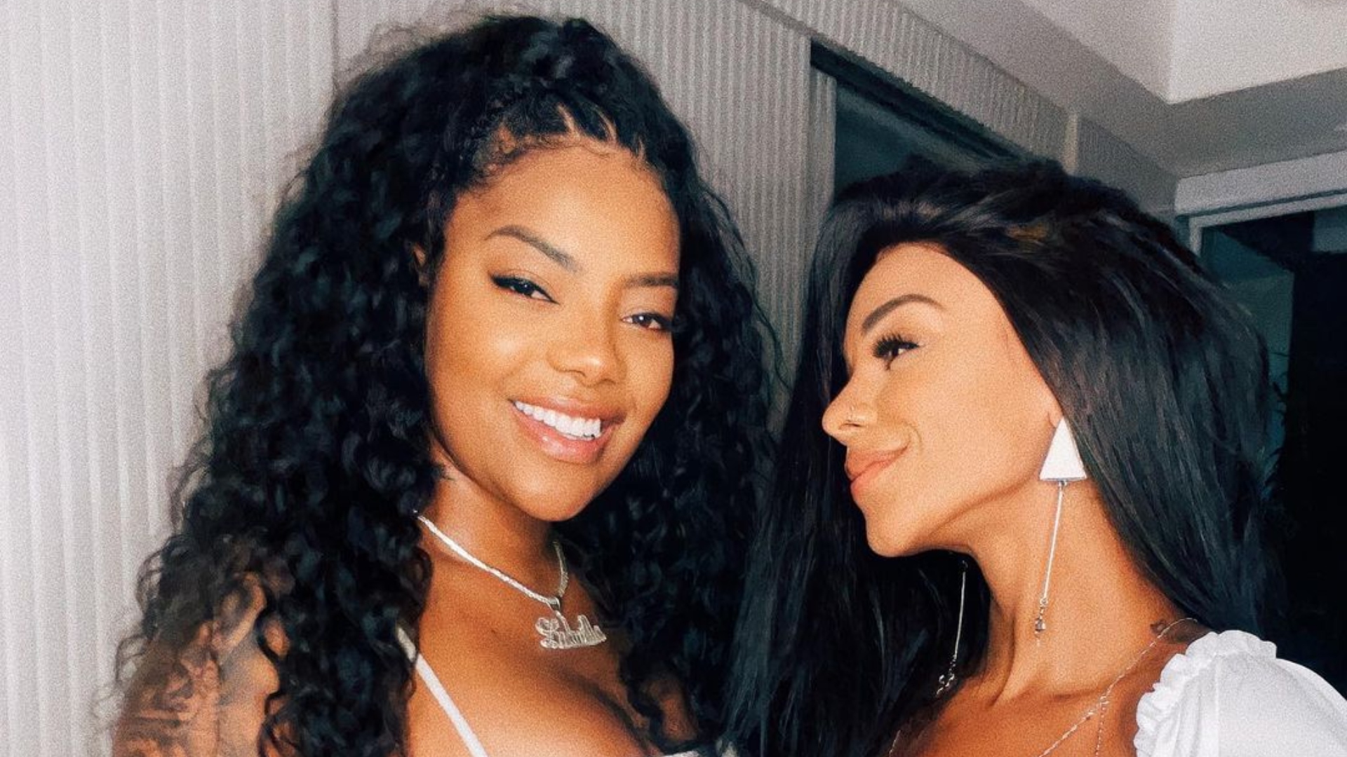Ludmilla arranca suspiros na web com foto ousada com a esposa
