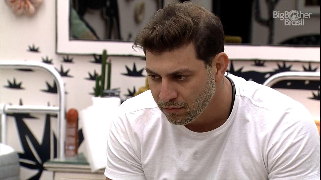 BBB21: Caio fratura osso do pé e não participará de provas de esforço físico; Programa deu a opção de desistência